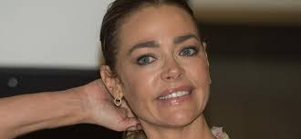 Dennis Richards의 Freedom Week는 이혼 중 우승자를 시작합니다.