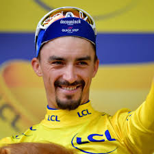 Et pour cause, la compagne de julian alaphilippe s'est illustrée dans une magnifique robe blanche en dentelle et une paire de bottes noires en cuir. Julian Alaphillipe Tour De France Leader Gives Yellow Jersey To Kid Sports Illustrated