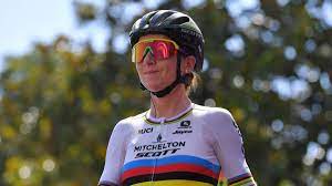 De fiets heeft een donker lakwerk dat voorzien is van reflecterende letters met de merknaam scott. Annemiek Van Vleuten Becomes First Rider To Win Strade Bianche Twice In A Row Eurosport