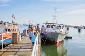 Le Marche Aux Poissons A Ouistreham Riva Bella Office De Tourisme De Caen La Mer Destination Normandie