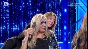 La ragazza ha seguito, fin da giovanissima, le orme della madre ed è diventata una conduttrice e attrice televisiva. Elisabetta Ferracini Difende Mara Venier Io Sto Con Mia Madre E Jerry Cala Si Associa