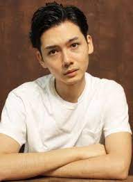 耳周り 襟足をスッキリ短くしたツーブロックショートスタイル 前髪は七三分けで上げて横に流せる様に トップは高さが出る様に長めでレイヤーを入れ全体的に緩めにパーマをかけて立体感を出しています ショート パーマ 七三分け メンズ パーマ