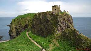 Sezon turystyczny w szkocji trwa od wielkanocy do października, poza tym okresem wiele obiektów jest zamkniętych. Dunnottar Castle Zamki Szkocji