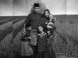 Mangsa juga merupakan anak pelawak terkenal a r badul yang juga abang kepada adlin aman ramlie dan amran tompel. Dia Anak Yang Menyenangkan Ar Badul