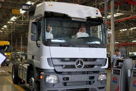 بالصور وزير التجارة يقود شاحنة مرسيدس جمعتها أيدي سعودية Vehicles Bus