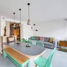 On choisit la table carrée, assortie de chaises grises capitonnées dans un décor beige et gris. Salle A Manger Ouverte Sur Le Salon Idees Deco Et Inspiration Cote Maison