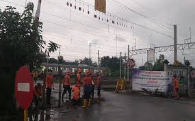 Anak 9 bulan meninggal dalam kereta. Perlintasan Ka Di Barat Stasiun Klaten Resmi Ditutup Warga Sedih