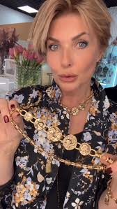 Cosmo Petrone это изысканные камеи и аристократичные инталии, натуральные  камни и минералы, винтажные элементы и уникальность. Полностью ручная  работа. Украшения с ощущением веков и dolce vita. 📩 Если у вас возникли  вопросы