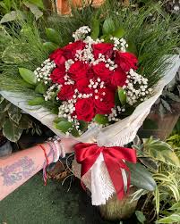 Encante com a beleza das rosas vermelhas! 🌹 Surpreenda quem você ama com  um buquê de rosas vermelhas, o símbolo perfeito de paixão e carinho. 💖 🎁  O que oferecemos: - ✔️