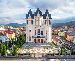 Biserica poartă hramul actual din 1834, după cererea lui iorgu râșcanu de a schimba hramul învierea domnului în cel actual de sfinții. Biserica SfinÈ›ii ImpÄƒraÈ›i Constantin Si Elena Si Sf Corneliu Sutasul RÄƒcÄƒdÄƒu Protopopiatul Ortodox Brasov