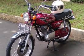 Diawal produksinya, motor ini masih mengusung alias berpenampilan menyerupai kakaknya, yaitu honda cb khususnya cb 100 k5 yang sekilas mirip banget. Pilihan Motor Klasik Yang Punya Harga Murah Halaman All Kompas Com