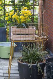 Diy Deko Ideen Fur Den Garten Schone Blumen Kombiniert Mit Verschiedenen Materialien Sorgen Fur Zusatzliche Wohlfuhlatmosp Garten Garten Grillen Schone Blumen