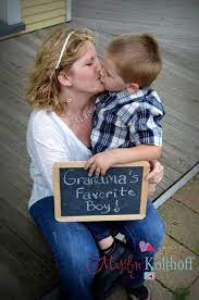 Grandma Grandson Photo Idea Chalkboard Kiss Grandma And Grandson Grandkids Photography Grandma Photoshoot
