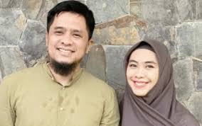 Selasa, 09 maret 2021 baby sulaiman anak oki setiana dewi memiliki kelainan bawaan laringomalasia dan hipotonia sehingga harus memakai selang makanan serta rutin menjalani fisioterapi. Oki Setiana Dewi Dikira Istri Ketiga Ustaz Jeffry Al Buchori Suami Langsung Bereaksi