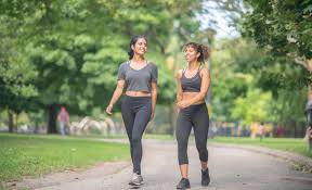 Đi bộ nhẹ nhàng là bài tập khởi đầu an toàn và hiệu quả cho người sau nhồi máu cơ tim 