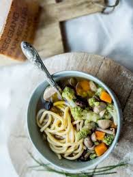 Soupe De Ramen Choux Carottes Et Champignons Recette En 2020 Soupe Ramen Recette Soupe Recette Ramen