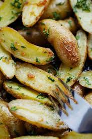 Garlic Butter Roasted Fingerling Potatoes Easiest And Best Roasted Potatoes Ever With Only 5 In Roasted Fingerling Potatoes Garlic Butter Fingerling Potatoes