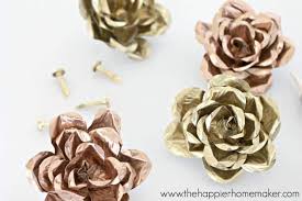 First, i cut off a nine inch piece of 1/4″ inch round stock and texture it with the hammer. Diy Metal Roses