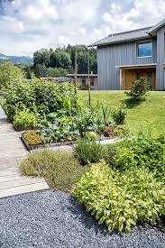 Ein Gemusegarten In Hausnahe Unterstreicht Die Naturlichkeit Des Gartens Und Verbindet Gleichzeitig Das Nat Gartengestaltung Selbstversorger Garten Naturgarten