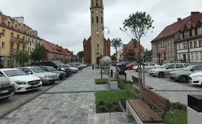 Dwa połączone rynki miejskie z frontową zabudową pochodzącą z xix i początku xx wieku. Rynek Kosciuszki Nowy Staw Artykuly Malbork Nasze Miasto