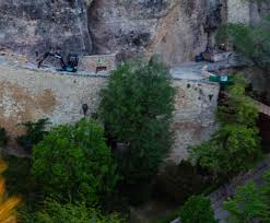 .el comité vecinal de tiquipaya y una comisión realizaron una inspección a la naciente de la cuenca taquiña donde vieron que existe derrumbe natural, indicó juan pablo tinini de dicho comité. El Antes Y El Despues Del Derrumbe En Cuenca Enclm