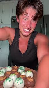 Kris Kitchen's Instagram, Twitter & Facebook