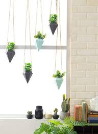 Fensterbank Deko Die Farben Der Natur Durch Pflanzen Nach Hause Holen Fensterbank Dekorieren Pflanzen Dekor Fenster Dekorieren