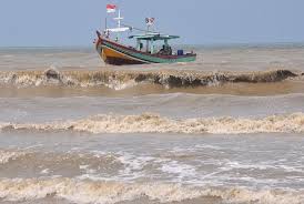 * cuaca ditunjukkan dalam waktu setempat. Cuaca Ekstrem Dan Gelombang Tinggi Kapal Dilarang Berlayar Republika Online