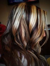 Streaks In Dark Brown Caramel Brown And Platinum Blonde On Wavy Layered Hair Worn By Woma In 2020 Brown Hair With Blonde Highlights Blonde Highlights Brown Blonde Hair