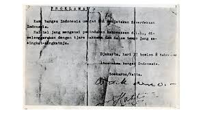 May 08, 2018 · proklamasi kemerdekaan akhirnya dikumandangkan tanggal 17 agustus 1945. Naskah Proklamasi