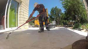 Pour permettre une pose collée directe, les défauts de planéité ne doivent pas excéder 5 mm sous la règle des 2 m. Poser Du Carrelage Sur Une Terrasse Youtube