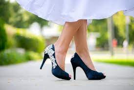 Regala ai tuoi piedi una giornata di relax con la nostra collezione di scarpe basse da donna, comode, ma non per questo meno eleganti. Christmas Ethics Weapon Scarpe Sposa Bianche E Blu Thenamastelifeyogi Com