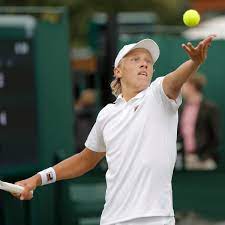 Bjorn borg won the boys tournament at wimbledon in 1972 before winning five successive men's titles from 1976 to 1980. Sg8gvdqodyviem