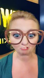 Dzień dobry mówi nasz organizator Edyta Markiewicz-Brzozowska dyrektor Domu  Kultury w Konstancinie „Hugonówki”, gdzie będziemy gościć uczestników  naszej konferencji.