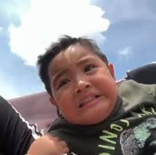 Kasian banget kan, wajahnya sampe merah gitu saking ketakutannya. Perhatikan Ekspresi Anak Nia Ramadhani Saat Naik Roller Coaster Ngakak Matamata Com