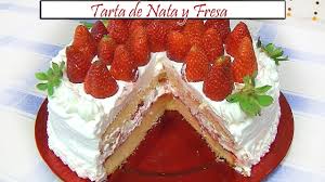 Aprende a cocinar un bizcocho de nata con el que sorprender a familiares y amigos con una merienda sana y rica. Tarta De Nata Y Fresas Receta De Cocina En Familia Youtube