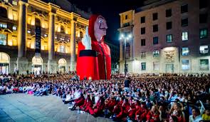 La casa de papel narra lo que se espera que sea el atraco perfecto al museo de la fábrica nacional de moneda y timbre. La Casa De Papel Toma El Centro Financiero De Milan Para Hacer Una Peineta Gigante Marketing Directo