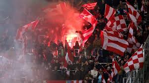 The backlit shell transforms the building into a. Pyro Wahnsinn In Munchen Acht Verletzte Nach Boller Wurf Sportbuzzer De