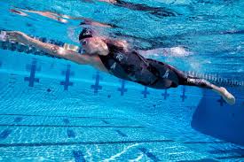 Ein trio macht seinen weg. Schnellster Mann Im Schnellsten Anzug Die Dressel Show In Bildern Swim De