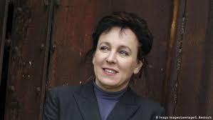 Keine geschichte im klassischen sinn, ist die reflexion zum sehr präzise im deutschen titel. Olga Tokarczuk Freude Und Ruhrung Nahmen Mir Die Worte Europa Dw 10 10 2019