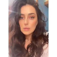 يمكن أن يقوم الزوج بإثارة هذا العضو بيده أو بعضوه الذكري قبل الإيلاج بل يمكن أن يصل لمرحلة الشبق قبل الإيلاج فيكون قد أعطى لزوجته كل ما تريد. Ø¨Ø¹Ø¯ ØªØ¹Ø±Ø¶Ù‡Ø§ Ù„Ù„Ù‡Ø¬ÙˆÙ… ÙƒÙ†Ø¯Ø© Ø¹Ù„ÙˆØ´ ØªØ±Ø¯ Ø¹Ù„Ù‰ ØªØºÙŠØ± Ù…Ù„Ø§Ù…Ø­Ù‡Ø§ Ø¨Ø³Ø¨Ø¨ Ø¹Ù…Ù„ÙŠØ§Øª Ø§Ù„ØªØ¬Ù…ÙŠÙ„ ÙˆØªÙƒØ´Ù Ø£Ø³Ø±Ø§Ø± Ø­ÙƒØ§ÙŠØ© Ø¶ÙŠ Ø§Ù„Ù‚Ù…Ø±