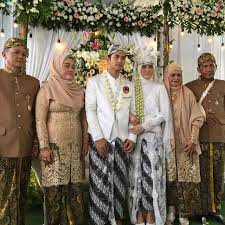 Selain pakaian resmi, ada juga beberapa pakaian pengantin adat dalam budaya jawa tengah. Photo Model Hijab Untuk Orang Tua Pengantin Modernhijab11 Baju Orang Tua Pengantin Diary Hijaber