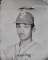 En la fotografía podemos ver a Don Cayetano Zavala, pionero del béisbol de  Moroleón y quién desgraciadamente falleciera hace poco. Don Cayetano era  obrero en el taller de colchas de Rigoberto Ortega