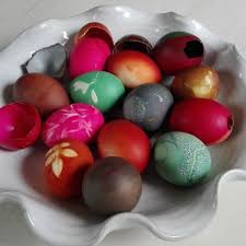 Learn the many different ways to color and decorate eggs. Decorating Eggs At Home For Easter