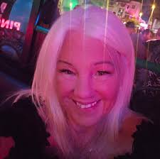 What hotel's in Icmeler are central to shops and restaurants thanks