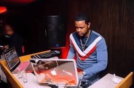Looks like most people didn't see dj xclusive performance last year, it was awful tbh. Bbnaija Viewers Blast Dj Xclusive Over Saturday Night S Performance Independent Newspaper Nigeria
