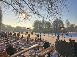 Der biergarten seehaus im englischen garten ist wie ein traditioneller biergarten ausgestattet. Biergartenwetter In Munchen Seehaus Im Enlischen Garten Enlischergarten Seehaus Englischer Garten Garten