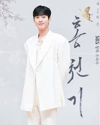 She is picked as the first female painter of the dohwaseo. Lovers Of The Red Sky Cast Shares Reasons For Joining Drama Thoughts About The Love Triangle And More Soompi