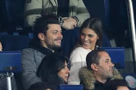 La rumeur d'une idylle entre iris mittenaere et le chanteur est née après que les deux jeunes gens ont été. Kev Adams Et Iris Mittenaere Duo Complice Au Parc Des Princes Kev Adams Iris People