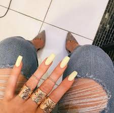 La décoration des ongles se fait avec un vernis spécial qui ne coule pas et des pinceaux fins pour que les motifs. Tendance Automne Hiver 2015 2016